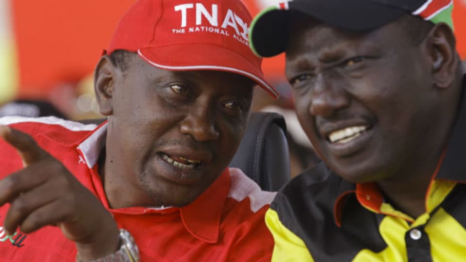 Kenias Staatspräsident Kenyatta (links) und Vizepräsident Ruto sollen vor den ICC.