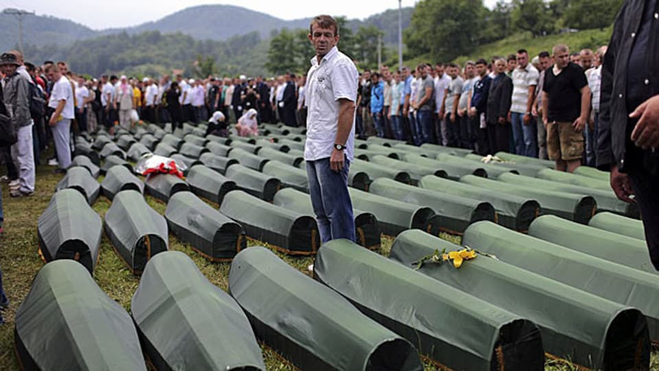 Eine Gedenkfeier in Srebrenica im Juli 2013 - für die mehr als 8000 Opfer des Massakers von 1995.