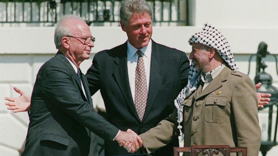 US-Präsident Bill Clinton bittet Rabin und Arafat zum historischen Handschlag.