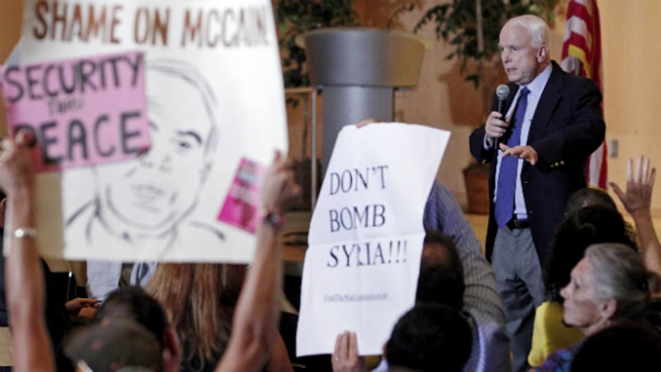 US-Senator McCain muss sich in Phoenix Kritik von Kriegsgegnern anhören.