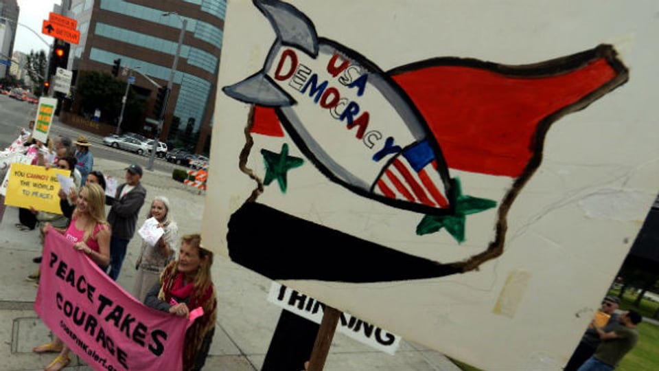 Menschen demonstrieren gegen einen möglichen Militärschlag der USA gegen Syrien.