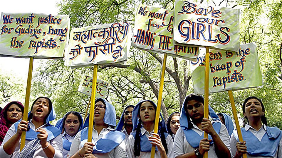 Schulmädchen protestieren im Frühjahr 2013 in Neu Delhi gegen die Vergewaltigung eines fünfjährigen Kindes