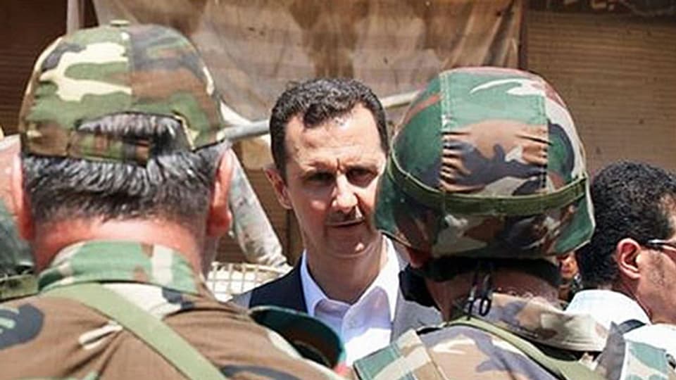 Präsident Bashar al-Assad im Gespräch mit Soldaten der syrischen Armee.