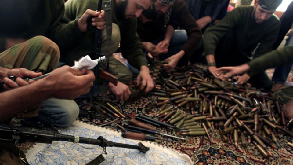 Rebellen der freien syrischen Armee putzen ihre Waffen.