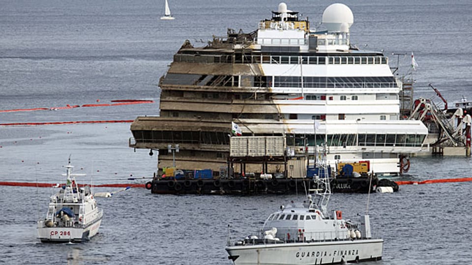 Die «Costa Concordia» am frühen Dienstagmorgen vor der Insel Giglio.