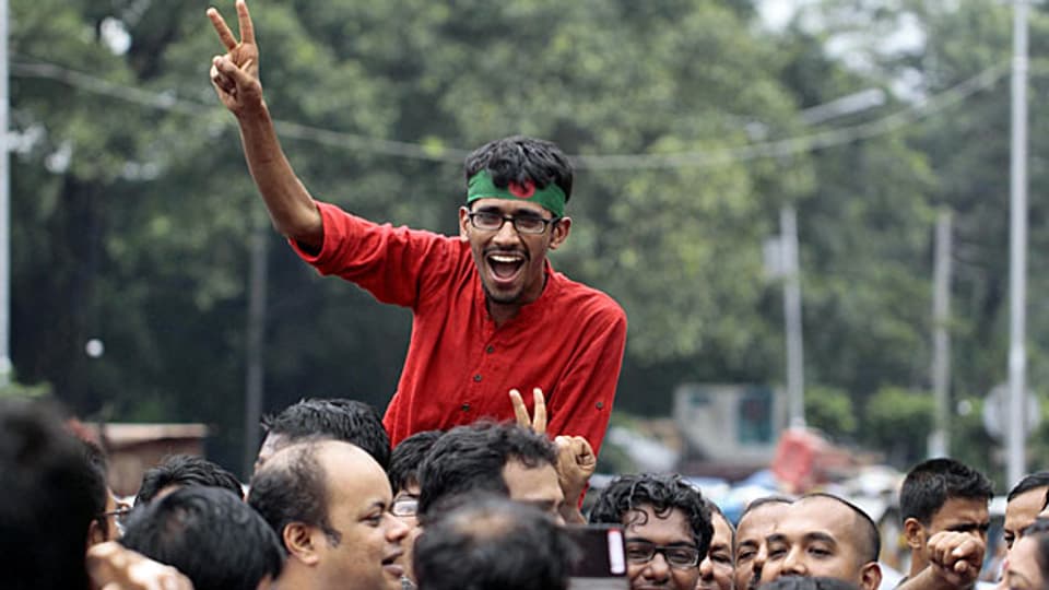 Ein Bangladeshi-Aktivist feiert das Urteil gegen den islamistischen Abdul Quader Mollah.