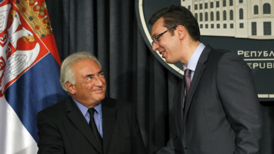 Ex IWF-Chef Dominique Strauss-Kahn (links) schüttelt Serbiens Vize-Premier Aleksandar Vucic die Hand.