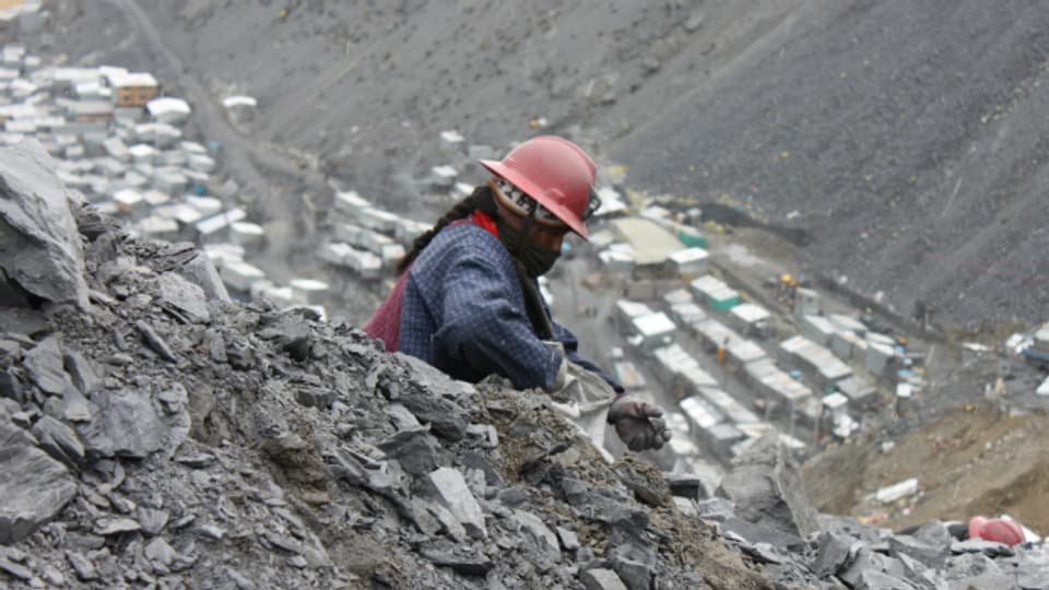 Goldrausch in den Anden: Peruanischer Arbeiter beim Bohren nach Gold.