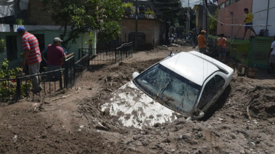 Folgen des Sturms: ein im Schlamm begrabenes Auto in Chilpancingo.