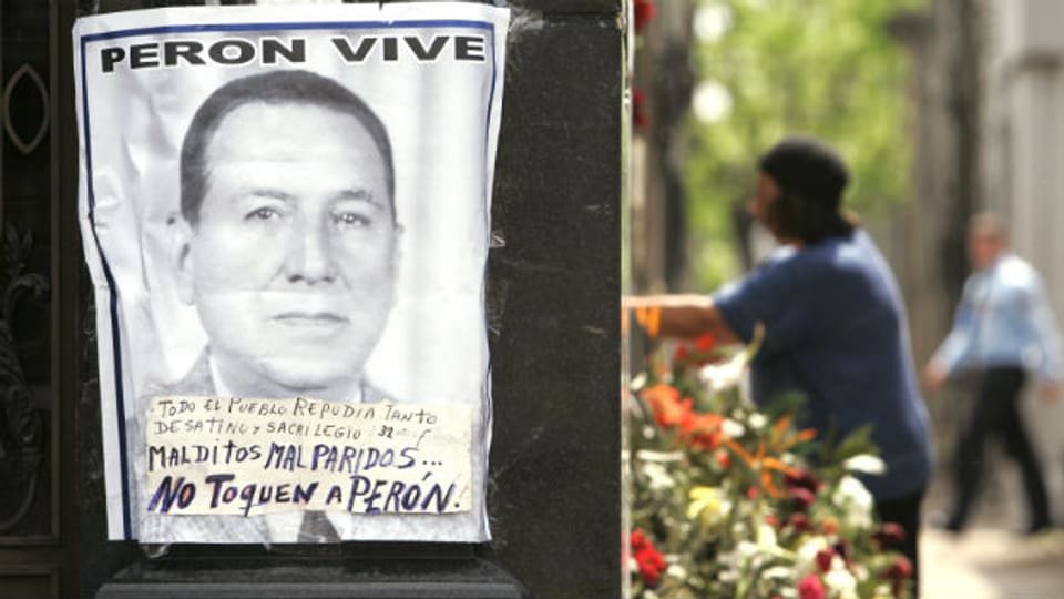 Ein Plakat über dem Grab von Juan Perón in Buenos Aires: «Perón lebt».