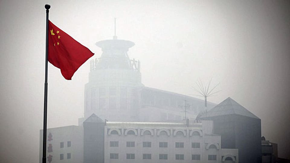 Peking droht im Smog der Emissionen von Industrie und Verkehr zu ersticken.
