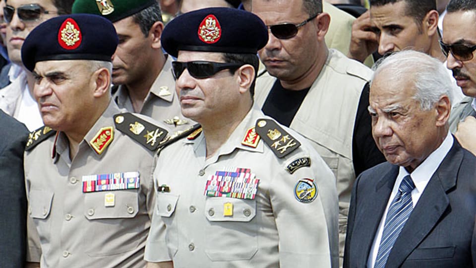 Der ägyptische Armeechef General al-Sisi (mitte) und der interimistische Premier el-Beblawi.