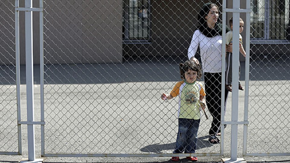 Wegen Platzmangels in den drei bulgarischen Flüchtlingszentren, werden viele Flüchtlinge aus Syrien in provisorischen Zentren untergebracht - wo sie monatelang hinter Gitter gesperrt werden - ohne Erlaubnis, den Ort zu verlassen. Bild: Lager in Ljubimez.