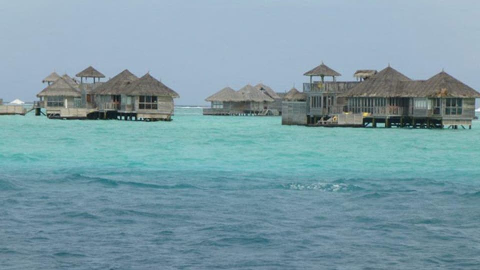 Der islamische Inselstaat, die Republik Malediven, besteht aus beinahe 1200 Inseln, von denen 220 von Einheimischen bewohnt werden und auf 110 Luxus Resorts gebaut wurden. Doch das Paradies ist nicht für alle gleich schön.