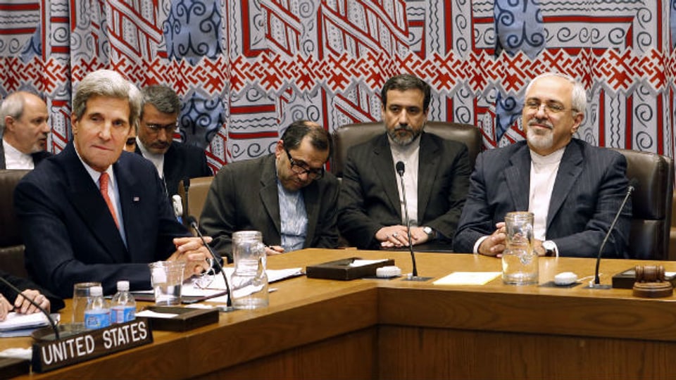 US-Aussenminister John Kerry und Irans Aussenminister Mohammad Jayad Zarif am selben Tisch