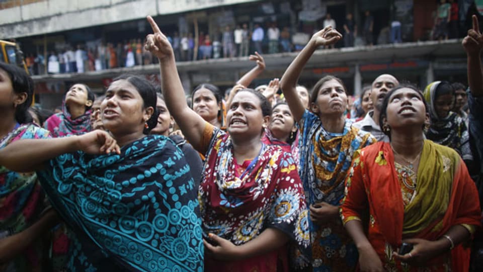 Mehr als 100 Textilfabriken in Bangladesch mussten geschlossen, da Tausende von TextilarbeiterInnen protestierten. Sie fordern die Umsetzung eines Mindestlohnes.