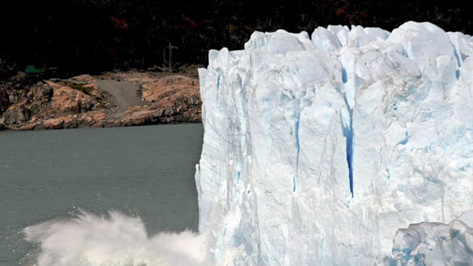 Ein riesiges Eisstück bricht am 07.03.2007 vom Perito Moreno Gletscher in Patagonien (Argentien) ab. In einem jahrelangen Prozess haben Hunderte Wissenschaftler den neuen Sachstandsbericht des Weltklimarates IPCC erstellt, in dem auch die Entwicklung der Gletscher behandelt wird.