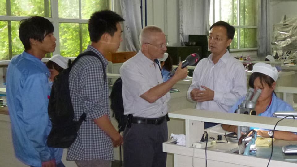 Korrespondent Urs Morf bei der Qualitätskontrolle bei Beijing Watch.