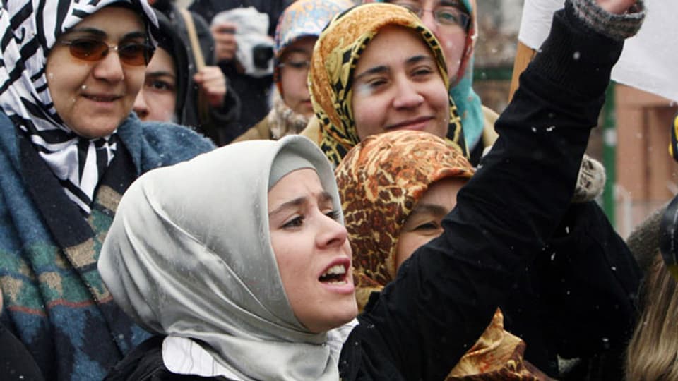 Türkische Frauen demonstrieren gegen das Kopftuchverbot in öffentlichen Institutionen.