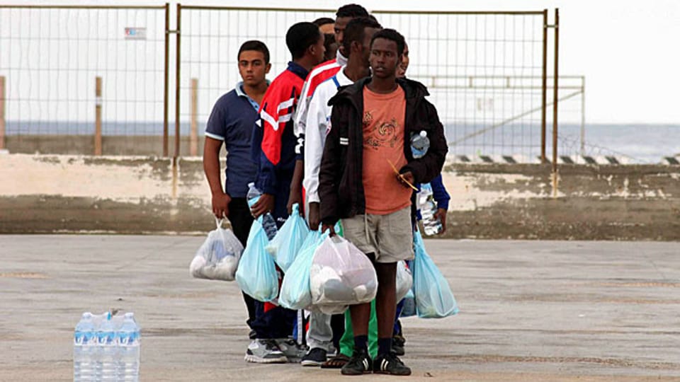 Eine Flüchtlingsgruppe auf Lampedusa - Italien erwartet von den nördlichen Nachbarn Hilfe und Solidarität.