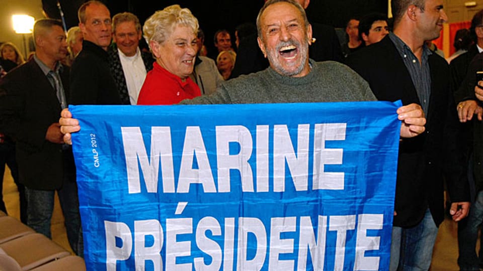 Mitglieder des rechtsextremen Front National feiern am 13. September in Brignoles bei Toulon den Wahlsieg ihrer Partei.