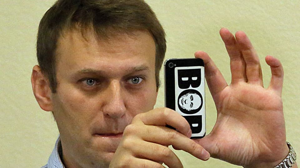 Der russische Oppositionspolitiker Alexej Nawalny fotografiert am 16. Oktober im Gerichtssaal von Kirow. Auf seinem Handy ist ein Bild Präsident Putins im Wort «Dieb» enthalten.