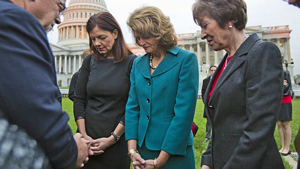 Beten mit republikanischen Senatsmitgliedern vor dem Kapitol in Washington D.C., am 16. Oktober 2013.