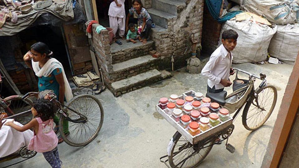 Viele Arme sind alles andere als begeistert vom neuen Gesetz zur Ernährungssicherheit. Eine Strasse in einem Slum von Dehli.