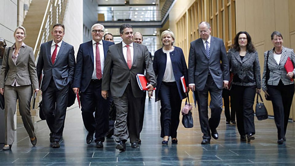 Die deutchen Sozialdemokraten auf dem Weg zu den Gesprächen über eine mögliche schwarz-rote Koalition,  am 17. Oktober in Berlin