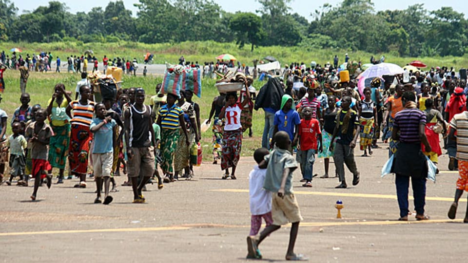 Ende August versuchten Tausende Menschen aus der Zentralafrikanischen Republik zu fliehen, hier eine Menschenmenge auf der Flugpiste des Flughafens von Bangui.