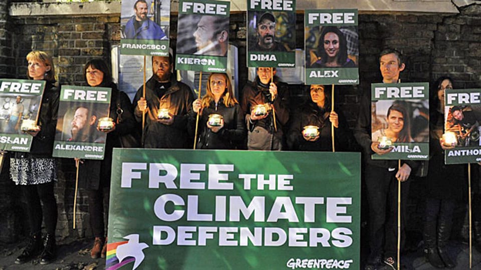 Weltweit gibt es Solidaritätsaktionen mit den in Russland verhafteten Greenpeace-Leuten. Bild: Demonstration am 18. Oktober vor der russischen Botschaft in London.