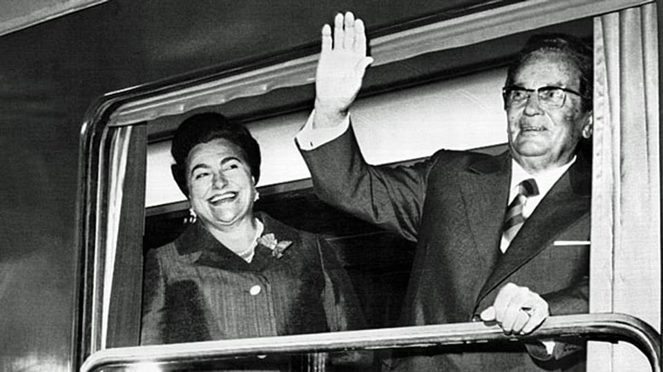 Jovanka Bros mit ihrem Mann, der jugoslawische Staatspräsident Josip Broz Tito - am 28. Mai 1976 bei derEröffnung der Eisenbahnlinie von Belgrad nach Bar.