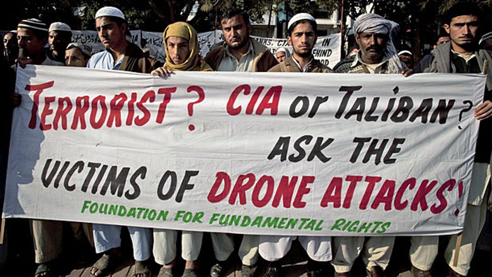 Bereits 2010 versuchten pakistanische BürgerInnen, sich gegen die Drohnenangriffe der USA zu wehren; Opfer sei fast immer die Zivilbevölkerung.