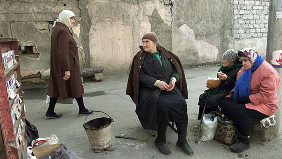 Das Leben für Georgiens Bevölkerung ist nicht leicht: Frauen verkaufen Zigaretten in der georgischen Hauptstadt Tiflis.