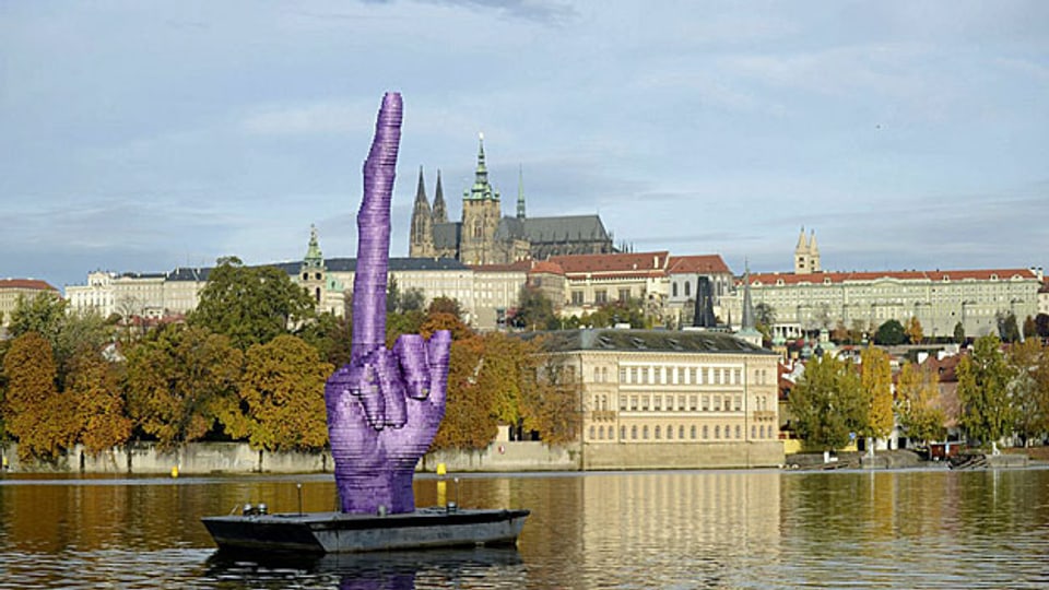 Mit dem «Stinkefinger» auf der Moldau, im Zentrum Prags, kommentiert der Künstler David Cerny die politische Situation in seinem Land.