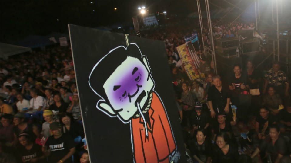 Regierungsgegner protestieren mit einem Poster des früheren Premiers Thaksin Shinawatra gegen das Amnestie-Gesetz