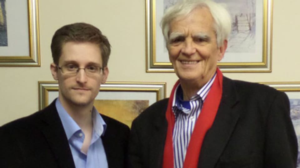 Hans-Christian Ströbele (rechts), Mitglied des Parlaments der deutschen Partei Die Grünen, trifft den US-Whistleblower Edward Snowden in Russland am 31. Oktober 2013.
