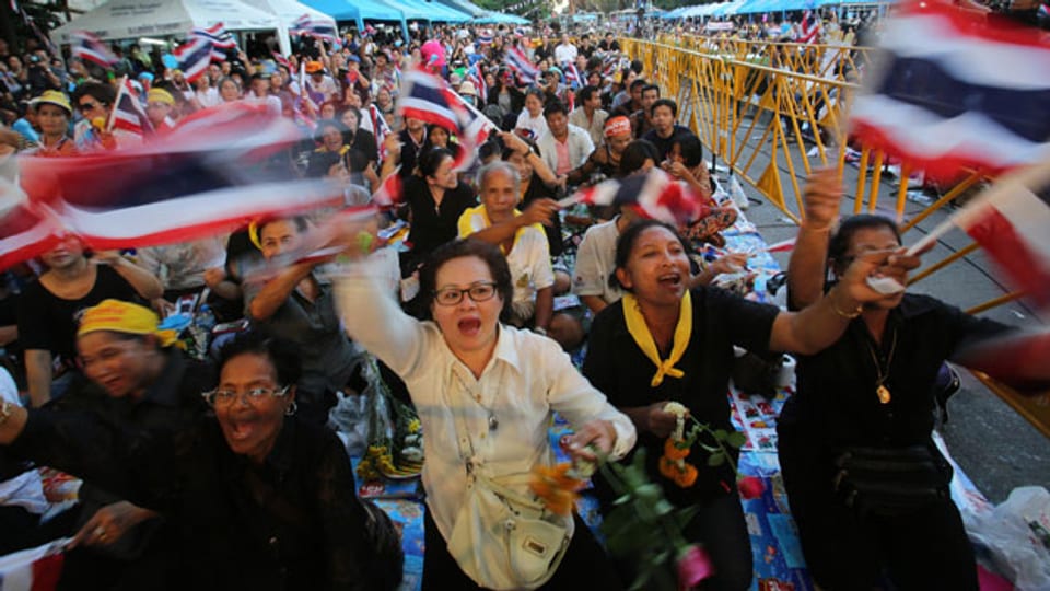 Demonstranten wehren sich gegen das umstrittene Amnestiegesetz.  Sie befürchten die Rückkehr von Thaksin Shinawatra.