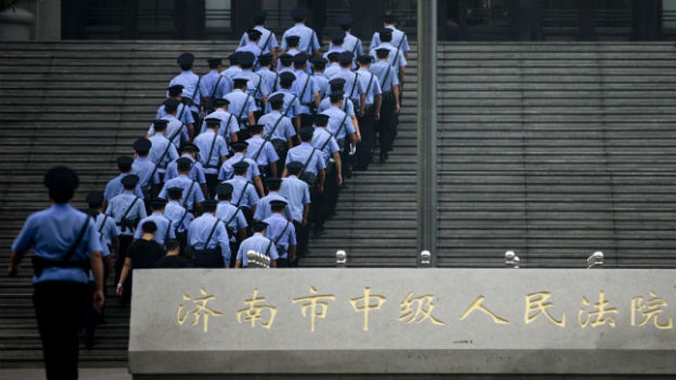 Chinesische Polizisten beim Einmarsch in ein Gerichtsgebäude in der Provinz Shandong am 22. September 2013.