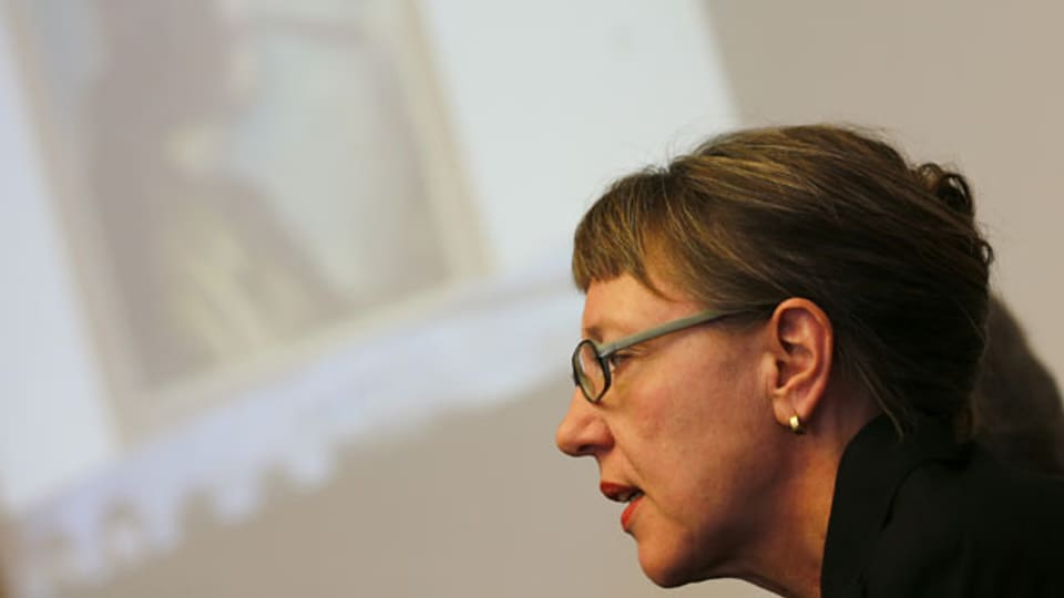 Die Expertin und Kunsthistorikerin Meike Hoffmann von der Freien Universität Berlin informiert über der Jahrhundertfund an der Pressekonferenz in Augsburg am 5. November 2013.