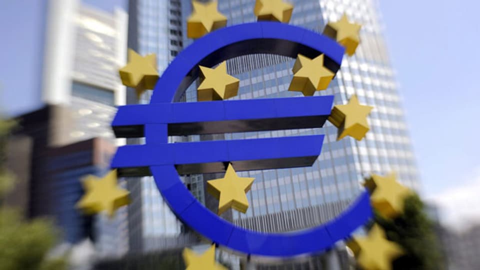 Die Mehrheit im EZB-Rat sah genug Gründe für Zinssenkung. Euro-Zeichen vor der Europäischen Zentralbank.