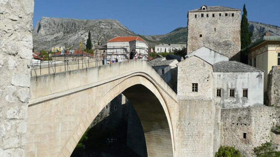 Die historisch wertvolle Brücke von Mostar: vor 20 Jahren zerbarst sie unter dem kroatischen Artilleriefeuer und stürzte in den Fluss Neretva.