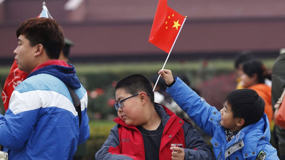 Junge Chinesen heissen die 200 Parteidelegierten in Peking willkommen
