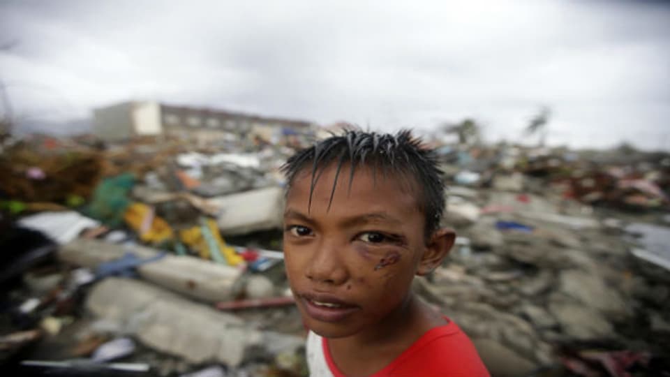 Ein Kind, das den Taifun überlebt hat.