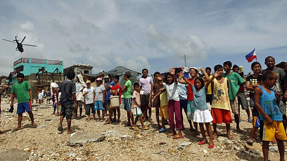 DorfbewohnerInnen warten auf Wasser und Nahrung, am 11. November in der Stadt Hernani im Osten der Philippinen.
