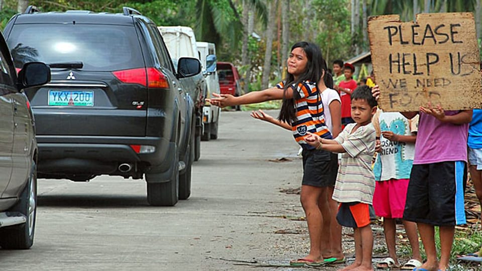 Auf der philippinischen Insel Cebu betteln Kinder bei Vorbeifahrenden um Essen.