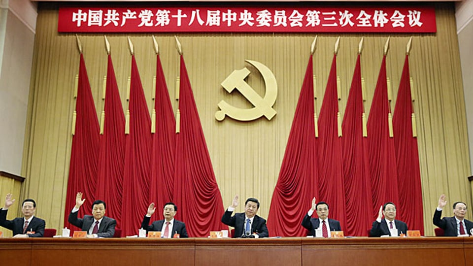 Chinas Führung bei der Schlussabstimmung zu ihrer viertägigen Beratung zu möglichen Wirtschaftsreformen, am 12. November in Peking.