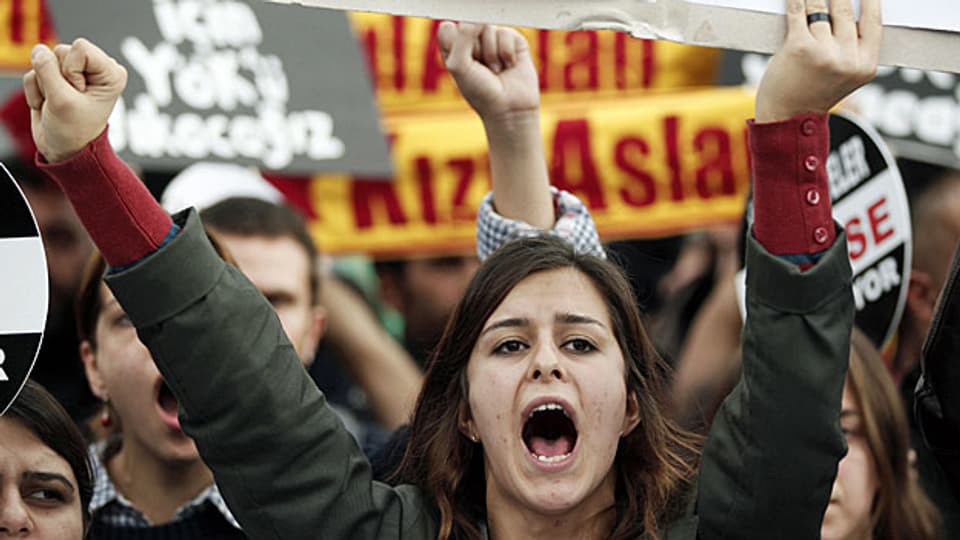 Türkische StudentInnen protestieren am 6. November gegen die Regierung.