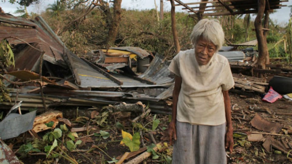 Haus in Trümmern: Frau auf der Insel Cebu.