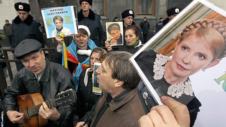 Unterstützer von Julia Timoschenko vor dem Parlamentsgebäude in Kiew, am 13. November.